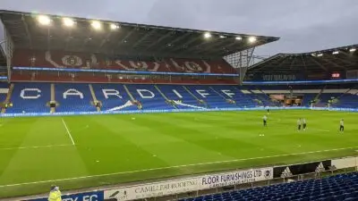Antes do jogo no estádio do Cardiff City