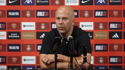 Arne Slot se pronuncia sobre as notícias durante uma coletiva de imprensa do Liverpool