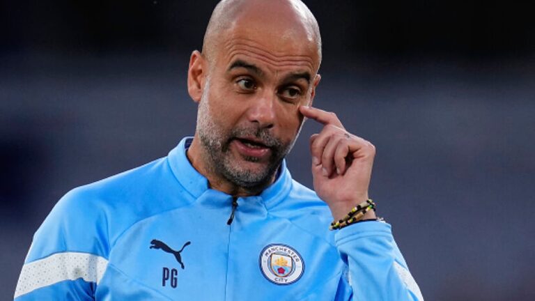 O técnico do Manchester City, Pep Guardiola, atravessando o campo