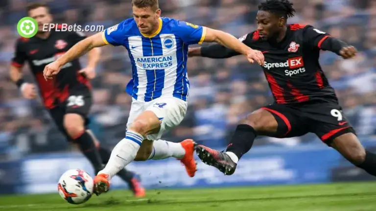 Um jogador do Brighton protege a bola e segura um jogador do Sunderland