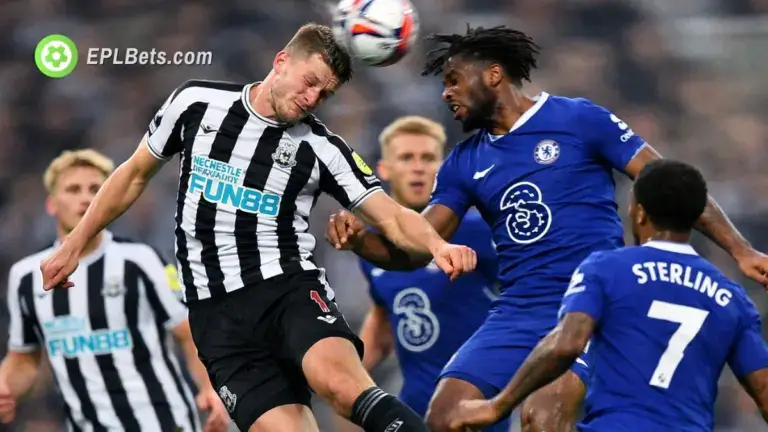 Jogadores do Newcastle e do Chelsea disputam uma cabeçada
