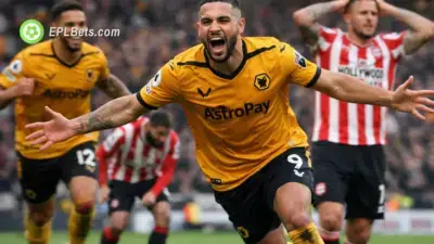 Um jogador do Wolves comemora ao marcar um gol contra o Brentford