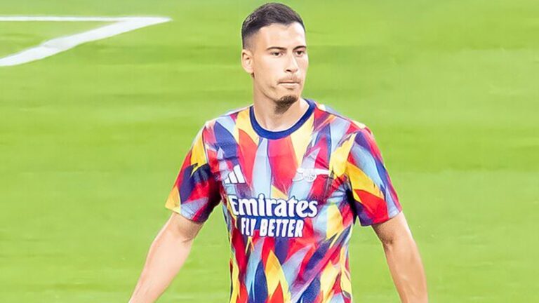 O atacante do Arsenal, Gabriel Martinelli, com uma blusa de aquecimento multicolorida