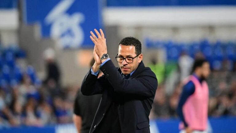 O novo técnico do Chelsea, Liam Rosenior, aplaude a torcida do Estrasburgo