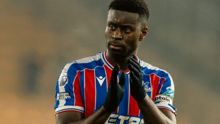 Marc Guehi aplaude a torcida do Crystal Palace