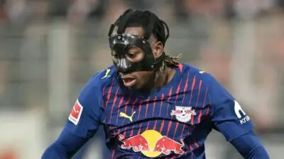 Yan Diomande usando máscara facial e o uniforme de visitante do RB Leipzig