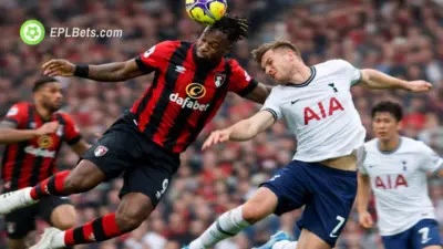 Um jogador do Bournemouth e um do Tottenham disputam a bola