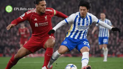 Virgil van Dijk e Kaoru Mitoma disputam a bola
