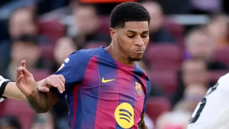 Marcus Rashford se livra de dois jogadores