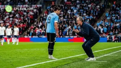 Marcelo Bielsa speaks to Darwin Nunez on the sidelines at Wembley Stadium