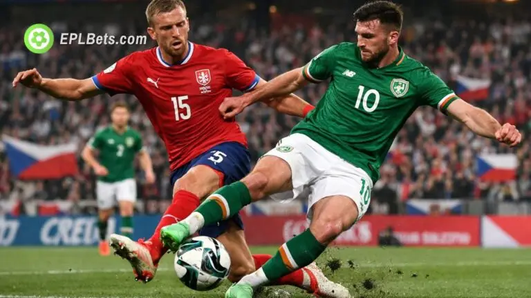 Tomas Soucek e Troy Parrott disputam a bola