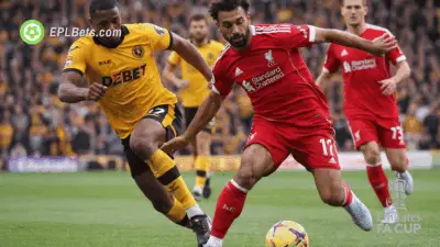 Jogadores do Wolves e do Liverpool disputam a bola no Molineux