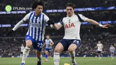 Kaoru Mitoma e Conor Gallagher disputam a bola