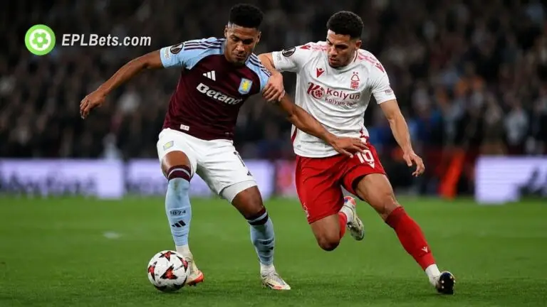 Ollie Watkins e Morgan Gibbs-White disputam a bola.