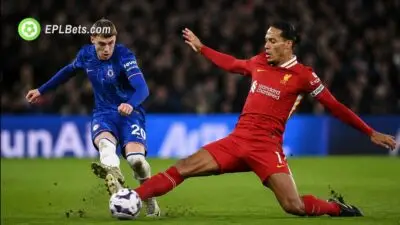 Van Dijk bloqueia um chute de Cole Palmer