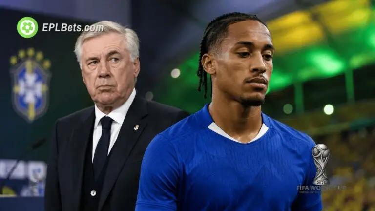 Carlo Ancelotti observa enquanto o atacante do Chelsea, João Pedro, se afasta