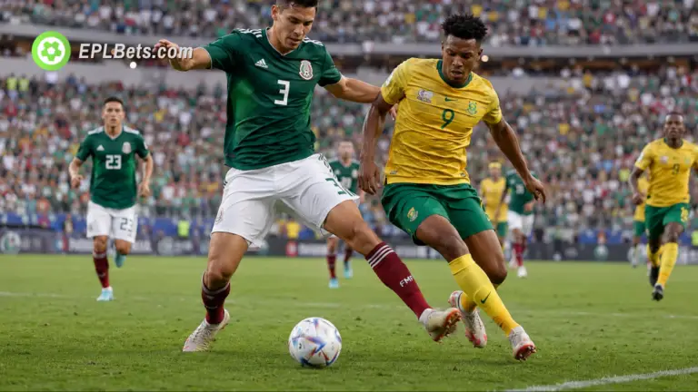 César Montes, do México, disputa a bola com Lyle Foster, da África do Sul
