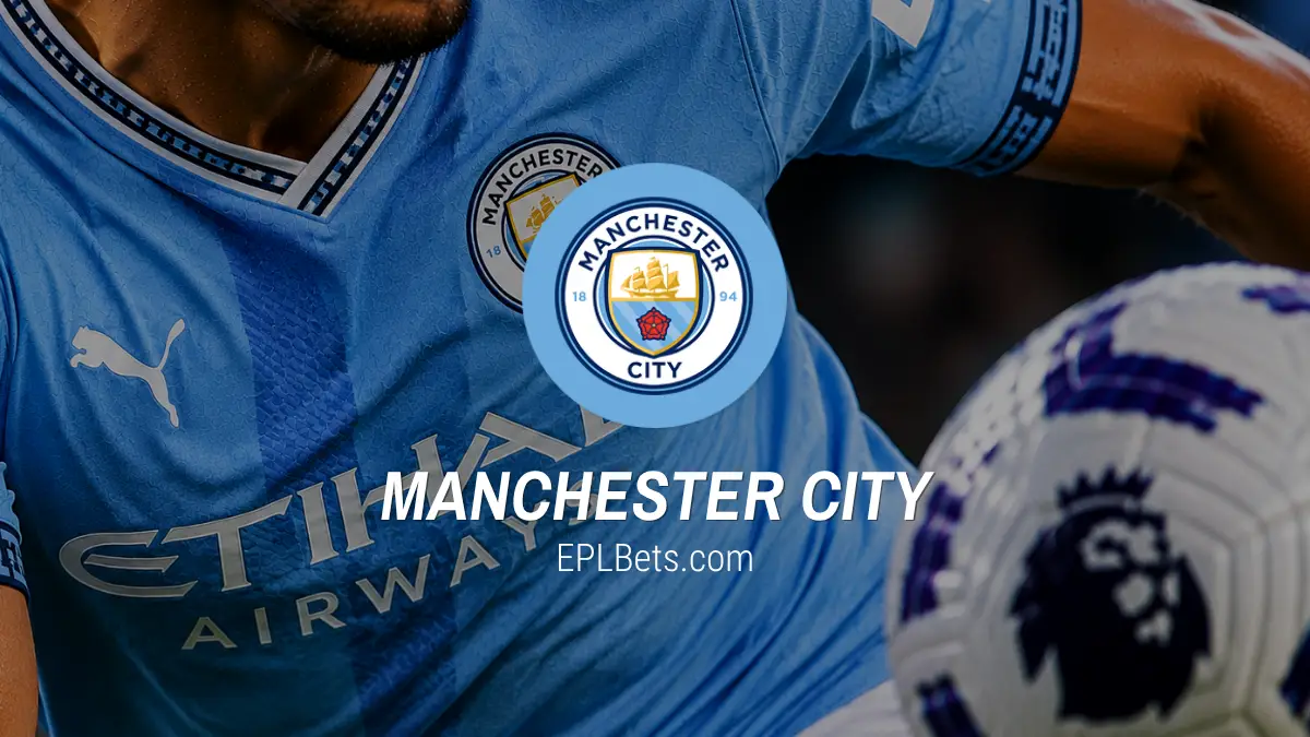 Close de um jogador do Manchester City em ação, chutando a bola