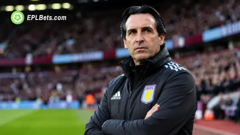 O técnico do Aston Villa, Unai Emery, ao lado do campo