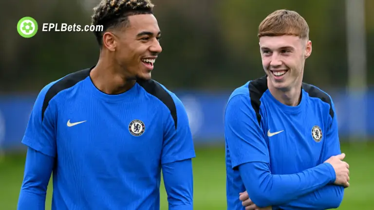 Os jogadores do Chelsea, Morgan Rogers e Cole Palmer, durante um treino