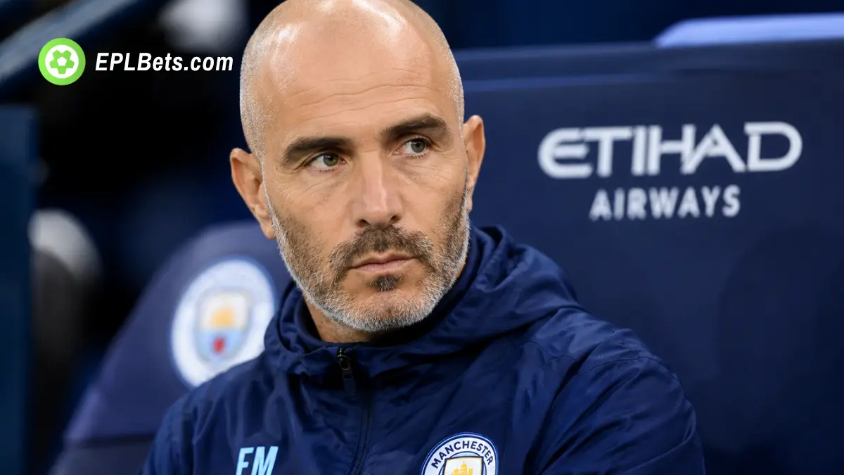 O técnico do Manchester City, Enzo Maresca, no banco de reservas