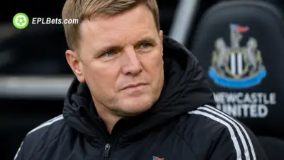 O técnico do Newcastle United, Eddie Howe, sentado no banco de reservas