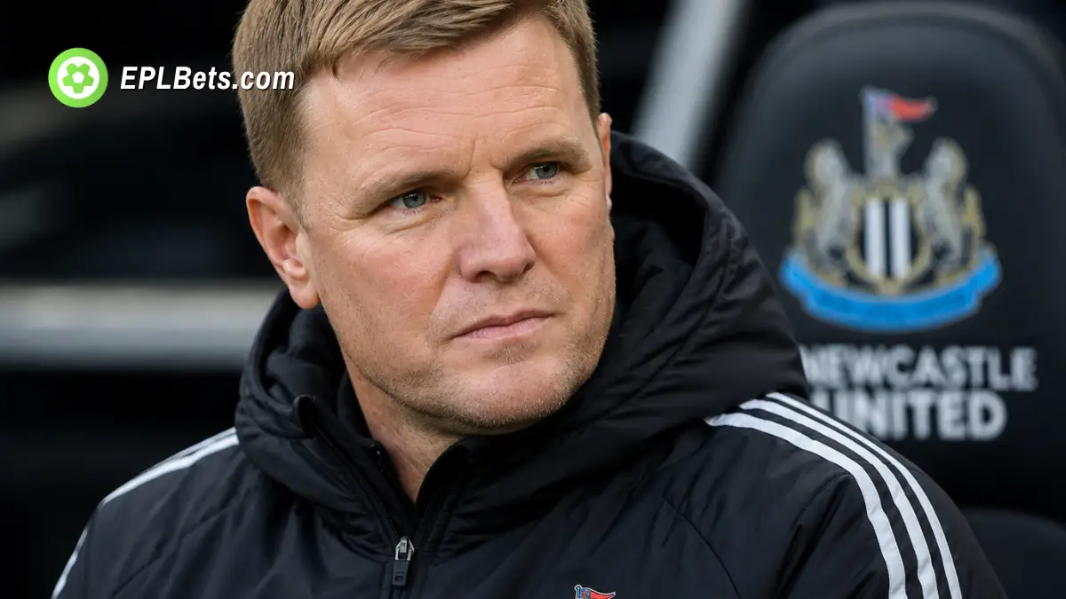 O técnico do Newcastle United, Eddie Howe, sentado no banco de reservas