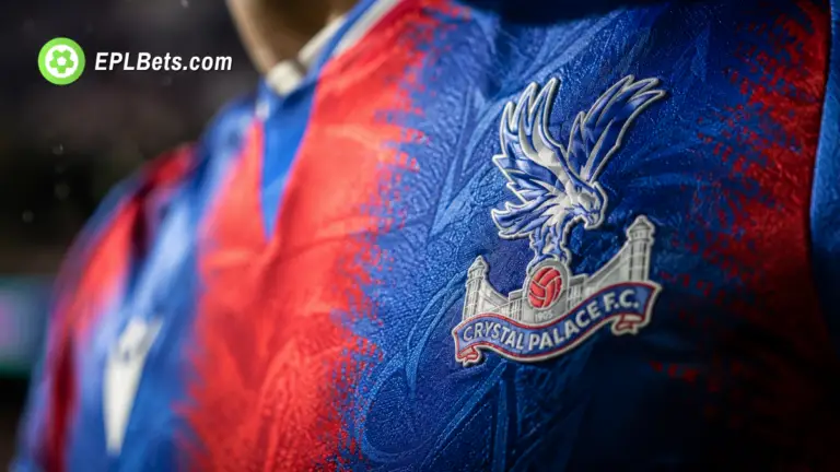 Close-up do emblema do Crystal Palace na camisa de um jogador