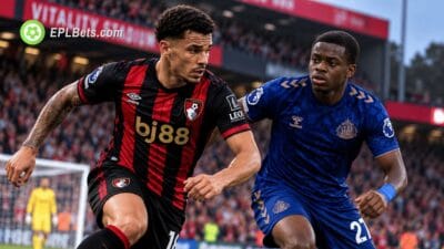 Ilustração de uma partida da Premier League em que o meio-campista do Sunderland, Noah Sadiki, vestindo o uniforme azul de visitante, disputa a bola com um jogador do Bournemouth, que veste vermelho e preto.