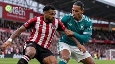 Ilustração de uma partida da Premier League em que um jogador do Brentford, vestindo uma camisa listrada em vermelho e branco, disputa a posse de bola com o zagueiro do Liverpool, Virgil van Dijk.