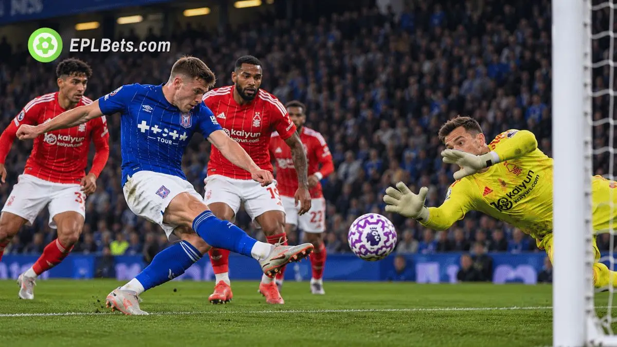 O atacante do Ipswich Town chuta em direção ao gol enquanto o goleiro do Nottingham Forest se lança para fazer a defesa, com os defensores do Forest observando a cena durante uma partida da Premier League (ilustração).