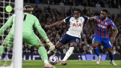 O atacante do Tottenham se prepara para chutar a gol sob a pressão de um zagueiro do Crystal Palace durante uma partida da Premier League no Tottenham Hotspur Stadium.